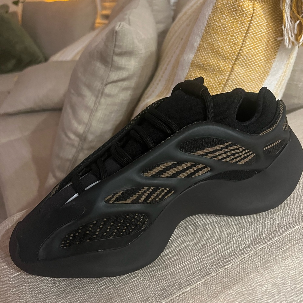 Yeezy 700 V3 'Clay Brown' sneakers
